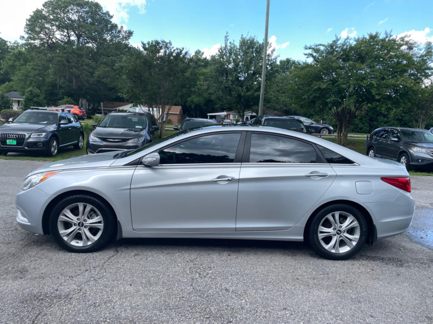 2013 SILVER HYUNDAI SONATA SE (5NPEC4AC6DH) with an 2.4L engine, Automatic transmission, located at 5103 Dorchester Rd., Charleston, SC, 29418-5607, (843) 767-1122, 36.245171, -115.228050 - Clean Interior with Leather, Double Sunroof, Navigation, Backup Camera, CD/AUX/Sat/Bluetooth, Dual Climate Control, Power Everything (windows, locks, seats, mirrors), Heated Seats, Push Button Start, Keyless Entry, Alloy Wheels. Local Trade-in!! Located at New Life Auto Sales! 2023 WINNER for Post - Photo#3